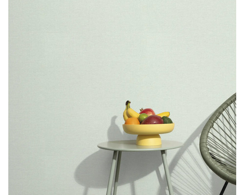 Heller Raum mit Tisch, Obstschale und Stuhl