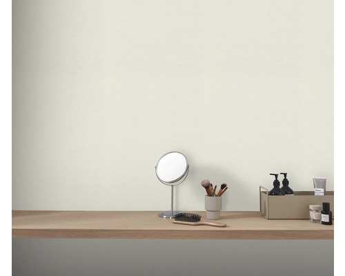 Dekorative Kosmetikartikel auf einem Schminktisch vor einer Wand