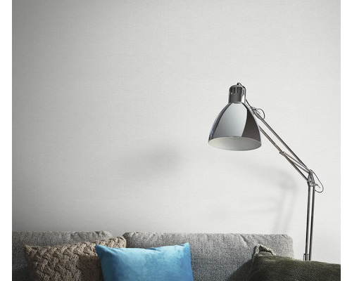 Helle Wandgestaltung mit Stehlampe und Couch