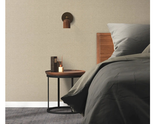 Schlafzimmer mit Bett, Nachttisch, Wandleuchte und Textiltapete