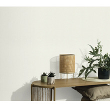 Dekoratives Wohnambiente mit Tisch, Lampe und Pflanzen
