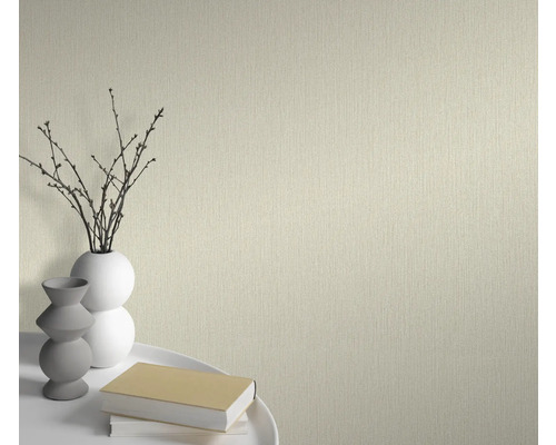 Nahaufnahme einer strukturierten Tapete mit Vasen und Büchern auf einem Tisch