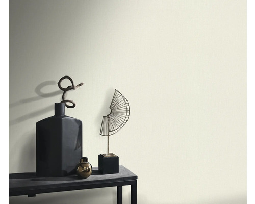 Dekorative Elemente auf einem Tisch vor einer Wand.