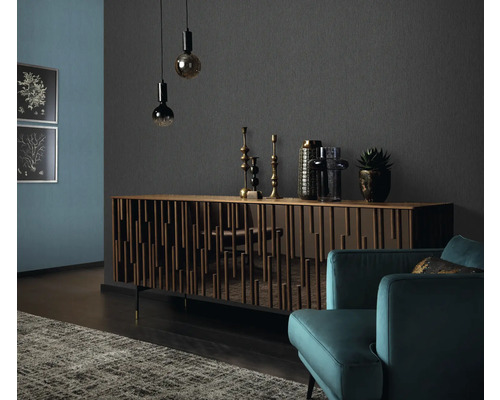 Wohnzimmer mit Kommode, Dekoration und Sessel