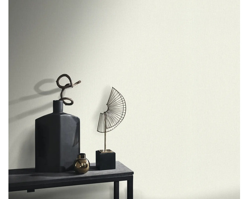 Dekorative Vasen und Skulpturen auf einem Tisch vor einer Wand