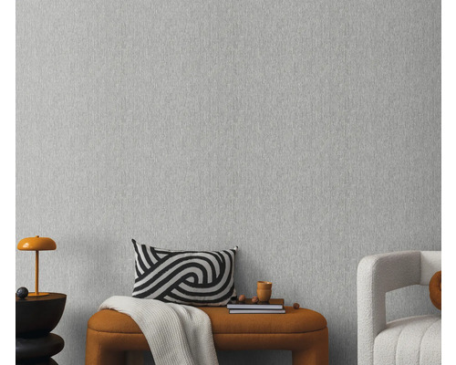 Nahaufnahme einer grauen Vliestapete mit feiner Textur