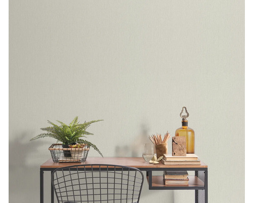 Schreibtisch mit Dekoration und Textiltapete im Hintergrund