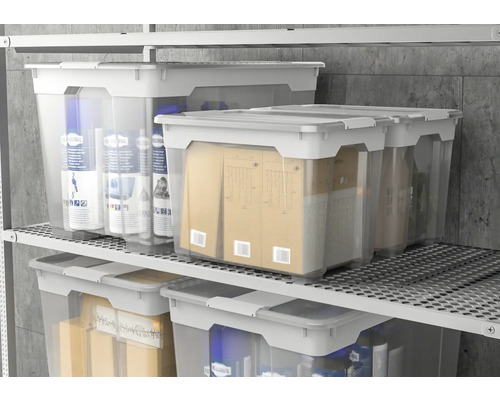 Regal mit transparenten Aufbewahrungsboxen und Deckeln