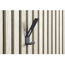 Schwarzer Kleiderhaken an einer Holzwand