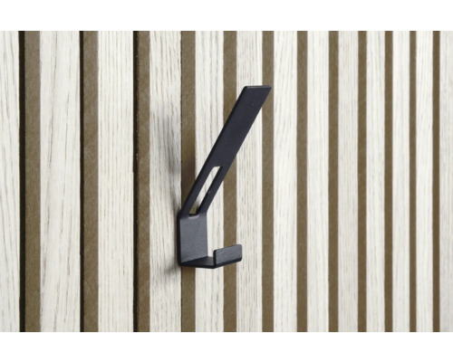 Schwarzer Kleiderhaken an einer Holzwand