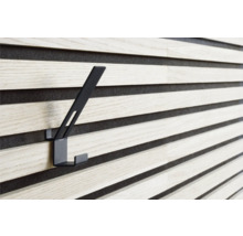 Schwarzer Garderobenhaken an einer Holzpaneelwand