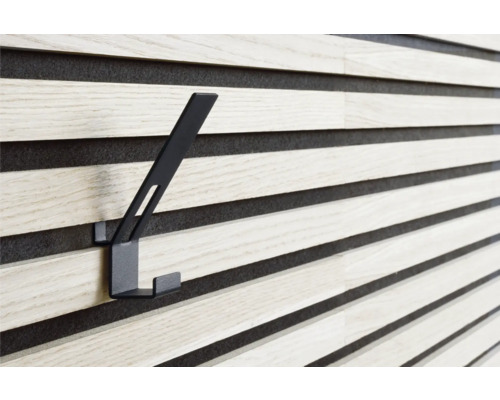 Schwarzer Garderobenhaken an einer Holzpaneelwand