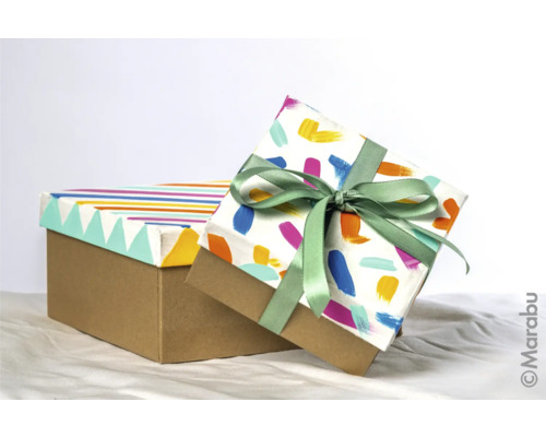 Zwei dekorierte Geschenkboxen mit Schleife