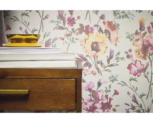 Detailansicht einer floral gemusterten Tapete neben einem Nachttisch