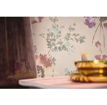 Nahaufnahme einer floralen Tapete mit einem Vasenfragment und einer goldenen Schale