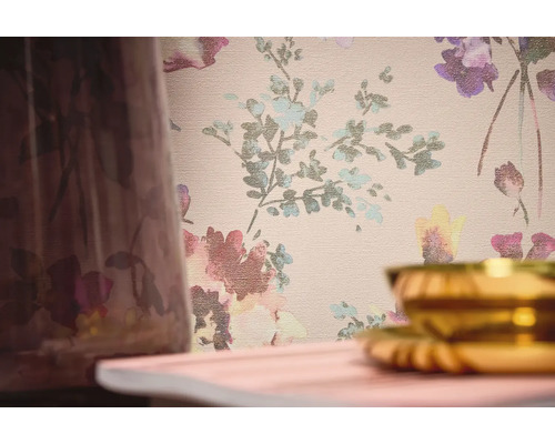 Nahaufnahme einer floralen Tapete mit einem Vasenfragment und einer goldenen Schale