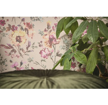 Dekorative Tapete mit floralem Muster und einer Zimmerpflanze im Vordergrund.