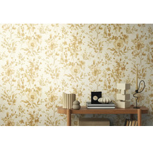 Wand mit floral gemusterter Tapete und Dekoration auf einem Regal