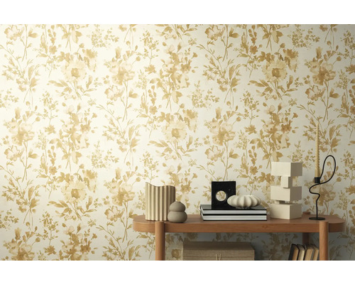 Wand mit floral gemusterter Tapete und Dekoration auf einem Regal