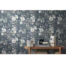 Dekorative Tapete mit Blumenmuster in einem Wohnraum