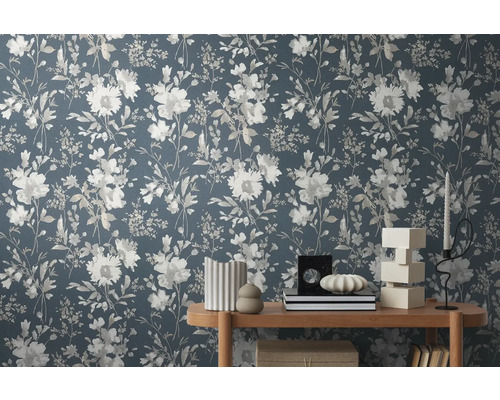 Dekorative Tapete mit Blumenmuster in einem Wohnraum