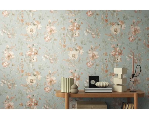 Nahaufnahme einer Wand mit Blumentapete und einem Beistelltisch mit Dekorationsartikeln.