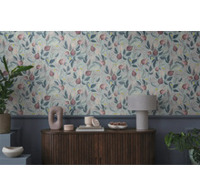 Dekoratives Zimmer mit gemusterter Tapete, Kommode und Zimmerpflanzen