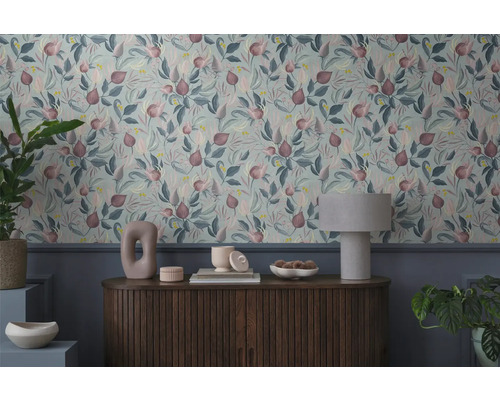 Dekoratives Zimmer mit gemusterter Tapete, Kommode und Zimmerpflanzen