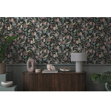 Dekorative Tapete mit Blumenmuster in einem stilvollen Wohnraum