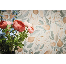 Dekorative Tapete mit Blumenmuster und Blumenstrauß im Vordergrund