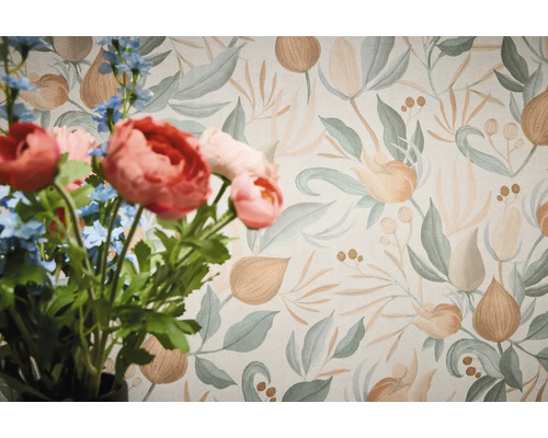 Dekorative Tapete mit Blumenmuster und Blumenstrauß im Vordergrund