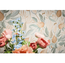 Blumentapete mit floralem Muster hinter Blumenstrauß