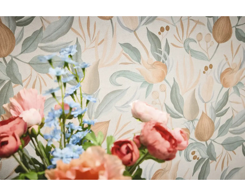 Blumentapete mit floralem Muster hinter Blumenstrauß