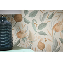 Nahaufnahme einer floralen Tapete mit Blättern und Blüten neben einer blauen Lampe