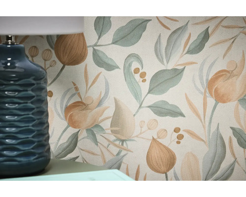 Nahaufnahme einer floralen Tapete mit Blättern und Blüten neben einer blauen Lampe