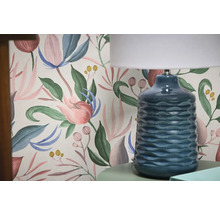 Dekorative Tapete mit floralem Muster und Tischleuchte