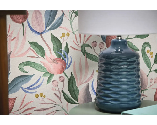 Dekorative Tapete mit floralem Muster und Tischleuchte