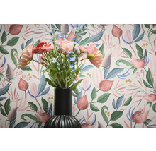 Blumentapete mit Blumenstrauß in einer schwarzen Vase