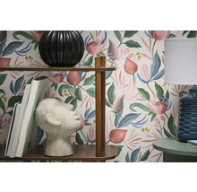 Raumansicht mit Regal, Tischleuchte und Tapete mit Pflanzenmuster