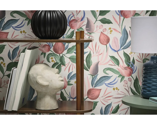 Raumansicht mit Regal, Tischleuchte und Tapete mit Pflanzenmuster