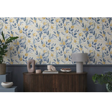 Raumansicht mit floral gemusterter Tapete und Holzkommode mit Dekorationsgegenständen