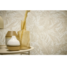 Dekorative Tapete mit Pflanzenmuster und Vasen auf einem Tisch