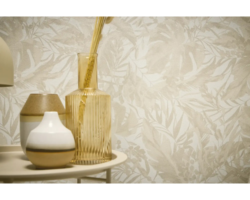 Dekorative Tapete mit Pflanzenmuster und Vasen auf einem Tisch