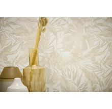 Gemusterte Tapete mit Vasen und Gräsern im Interieur