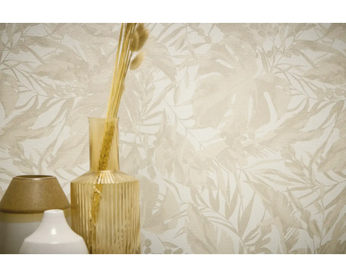 Gemusterte Tapete mit Vasen und Gräsern im Interieur