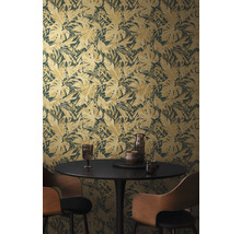 Ein Zimmer mit einer Blattmuster-Tapete, einem Esstisch und Stühlen.