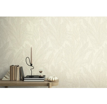 Wand mit Blattmuster-Tapete, dekoriert mit Büchern, Kerze und Sanduhr auf einem Tisch.