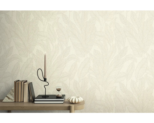 Wand mit Blattmuster-Tapete, dekoriert mit Büchern, Kerze und Sanduhr auf einem Tisch.