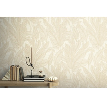 Nahaufnahme einer Wand mit Tapete mit Blattmuster