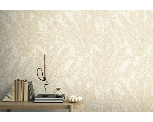 Nahaufnahme einer Wand mit Tapete mit Blattmuster